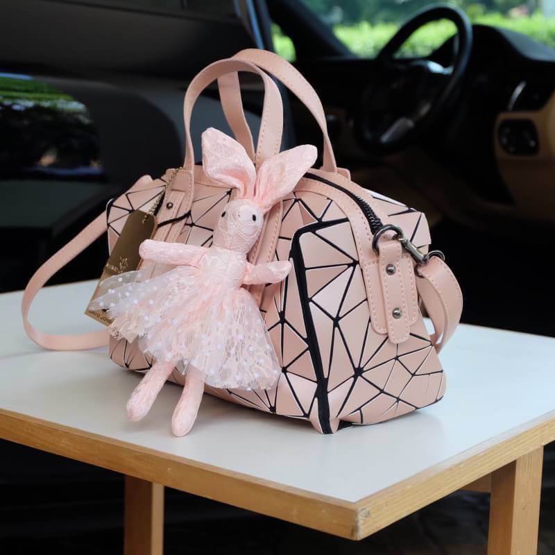 สีเข้าใหม่รุ่น หายากคะ 👍ทรง speedy ขายดี น่ารักมาก 3 สี น่ารักมากรับประกันเลยค่า พร้อมกระต่าย polka dot เข้า set เลิศคะ กระเป๋า จากแบรนด์ David Jones กระเป๋าสะพายข้างดีไซน์เกร๋มาก สีสวยหรูมาก ขนาดกะลังดีเลย น้ำหนังเบามากคะ ภายในมีช่องเก็บของจุกจิก