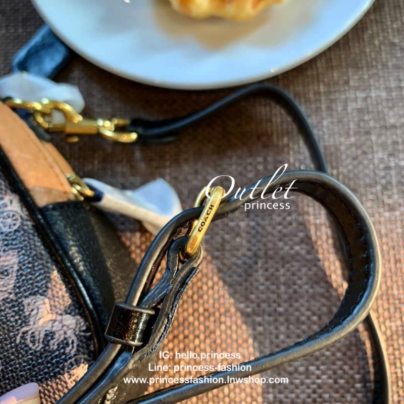 COACH KAT CAMERA BAG WITH HORSE AND CARRIAGE PRINT กระเป๋าสะพายข้าง crossbody, size mini กำลังน่ารัก วัสดุหนังแท้ + หนังกลับ สวยหรู classic ลงตัว ด้านหน้า ประดับ logo brand มีช่องเล็ก ช่องหลักเปิดปิดด้วยซิป ใส่ wallet สั้น มือถือ size ปกติ และของใช้จุกจิก