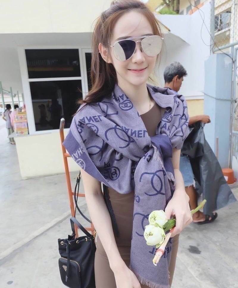 Size MINI : พร้อมส่งรุ่นขายดี!!! PRADA DRAWSTRING BAG WITH STRAP VIP GIFT WITH PURCHASE พรีเมี่ยมกิ๊ฟจากต่างประเทศรุ่น Limited วัสดุ Nylon & Polyester 100% เนื้อหนา ด้านหน้าประดับโลโก้ เปิดปิดแบบ Drawstring มาพร้อมสายสะพายให้ถึง2แบบทั้งสายสั้นและสายยาวปรั