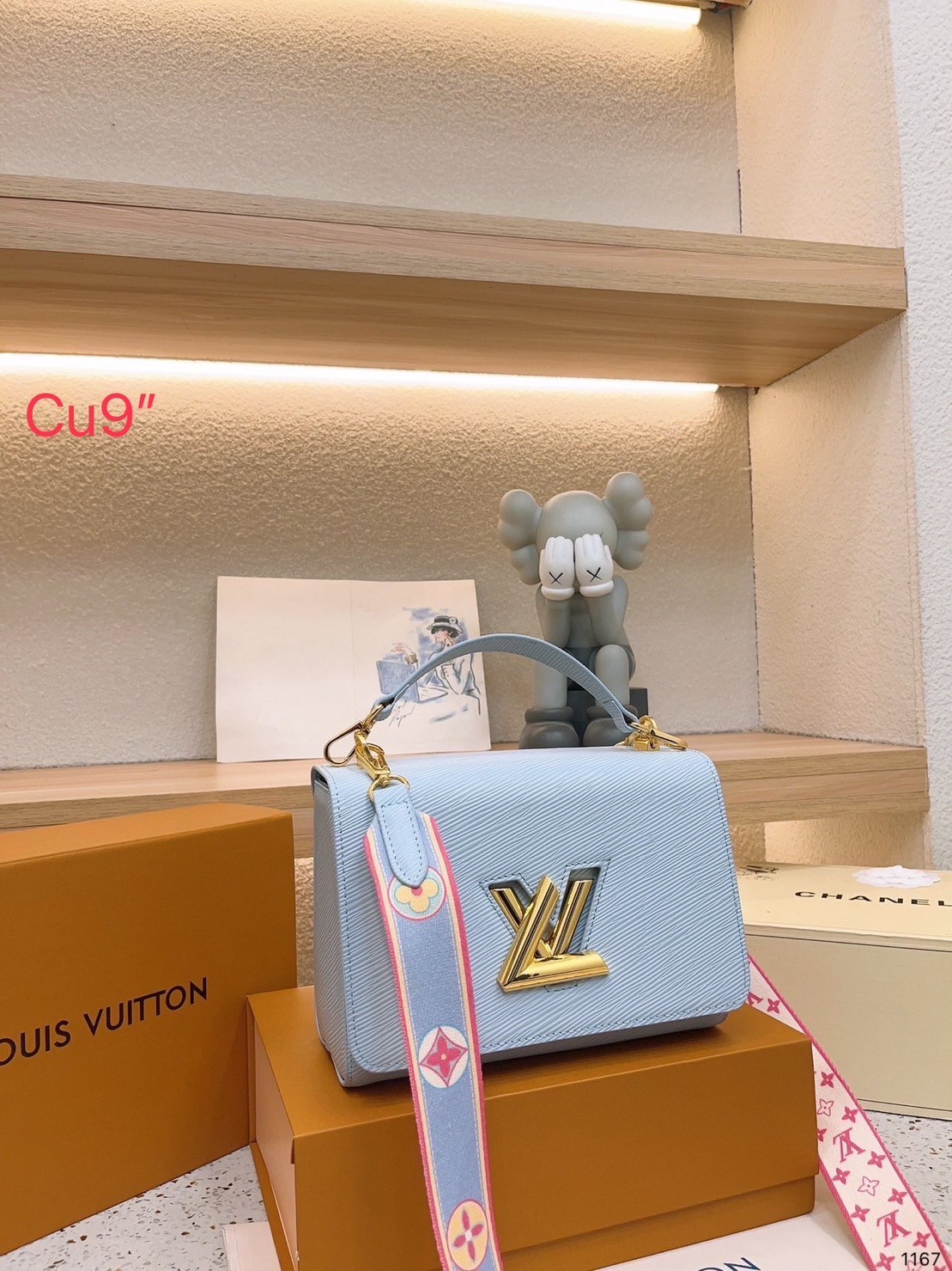 LV TWIST MM Epi BAG 9" น้องคนสวยรุ่นหายาก ที่สุดของความสวยหรูคลาสสิค กระเป๋าสะพายที่มีลูกเล่น เพิ่มดีเทลให้น่าใช้งาน วัสดุหนัง epi สวยคม ทนทาน ลวดลายเส้นไม้ แบบไม่มีใครซ้ำ
