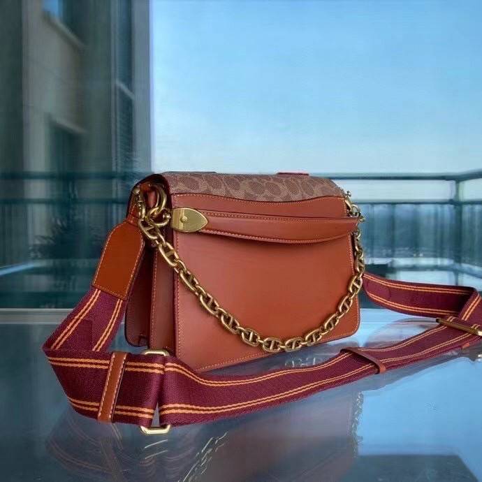 COACH BEAT SHOULDER BAG IN SIGNATURE CANVAS WITH PATCHES พร้อมส่งที่ไทย คอลเลคชั่นใหม่สุดปัง อลังเวอร์!//กระเป๋าถือ สะพายไหล่ลาย SIGNATURE ตกแต่งความเก๋ด้วยแผ่นแปะลวดลายที่มีเฉพาะจาก COACH คอลเลคชั่นนี้เท่านั้น