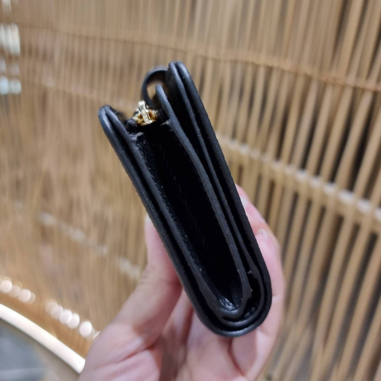 COACH 6390 MEDIUM CORNER ZIP WALLET เดอะเบสท์รุ่นที่สาวๆตามหา!! ดีไซน์ใหม่ สวยสะกด!! กระเป๋าสตางค์ใบกลาง สีคลาสสิค เรียบแต่แฝงความหรู บอกเลยว่ามันละมุนมาก!! ด้วยวัสดุหนัง crossgrain ที่ดูแลรักษาง่าย และยังดูผู้ดี ถือใช้แล้วขับผิวทุกสี ภายในมีช่องใส่บัตรแล