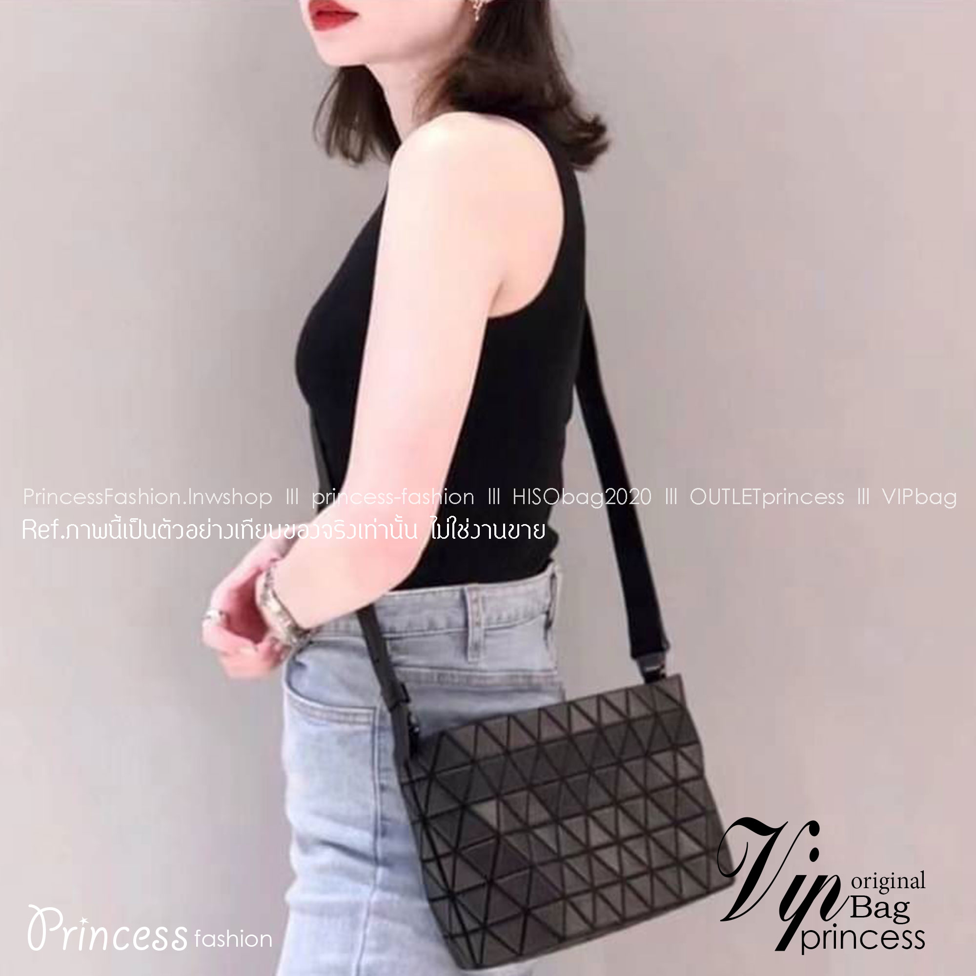 BAO BAO ISSEY MIYAKE Crystal Shoulder Bag งานดีไซน์ที่ดูเรียบง่ายทั้งรูปแบบการใช้งาน มีช่องเปิดปิดแบบซิปเพื่อให้คุณพกพาของมีค่าได้อย่างสบายใจป้องกันสิ่งของตกหล่น