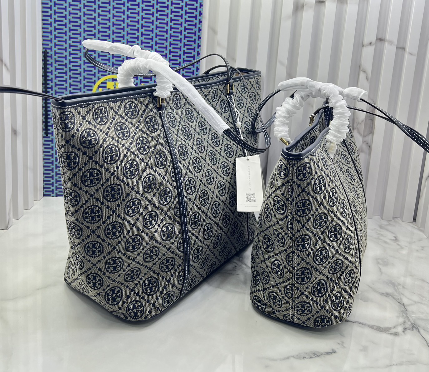 ORI หนังแท้ | Tory Burch T Monogram zip tote bag กระเป๋าทรงโท้ทใบใหญ่ทรงกว้างพร้อมใบเล็กเข้าเซ็ท ดีไซน์สายหนังแต่งคาดหน้า ตัวงานผ้าแจ็คการ์ดตัดขอบหนัง เดอะเบสท์ เซลเลอร์!!