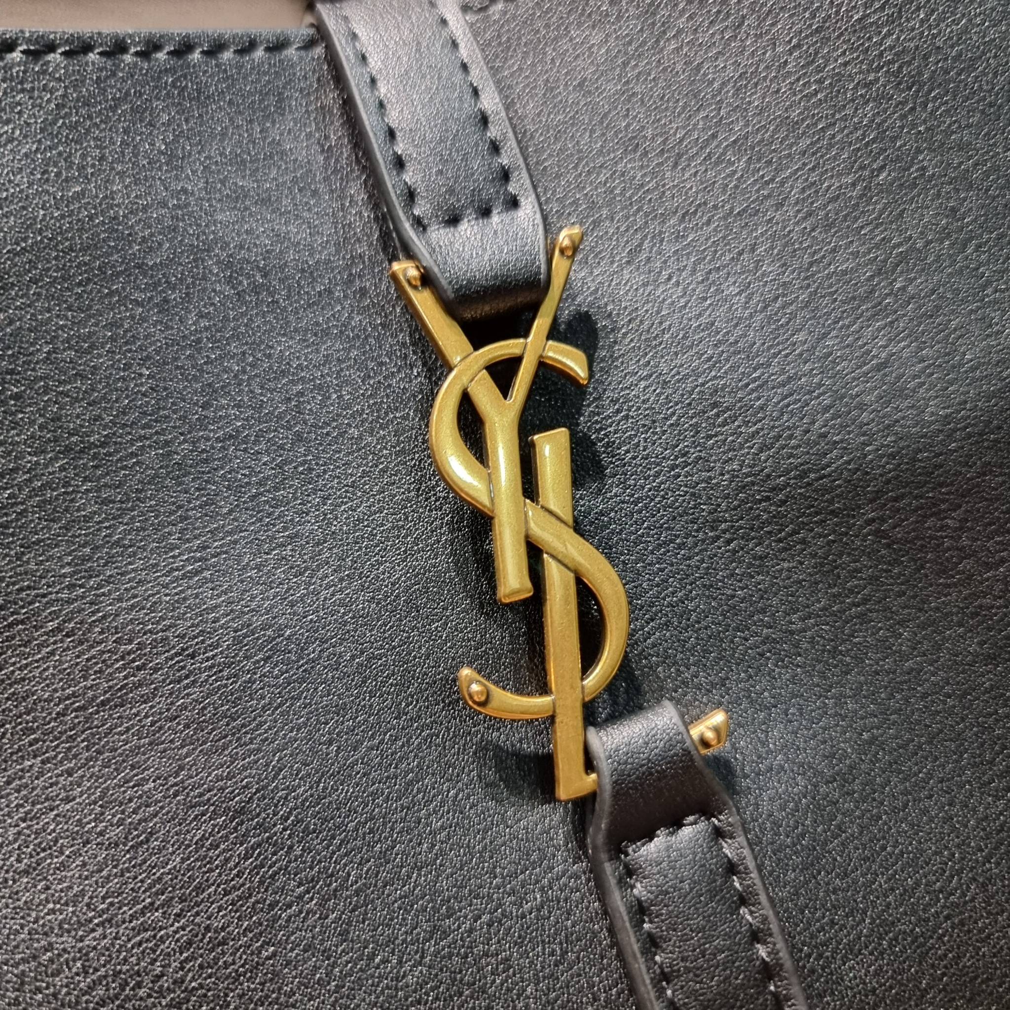 YSL LE 5 À 7 SOFT SMALL IN SMOOTH LEATHER รุ่นยอดฮิต ที่ใครๆก็ต้องมีครอบครอง กับกระเป๋าสะพายทรงโฮโบ ดีไซน์สุดคลาสสิค