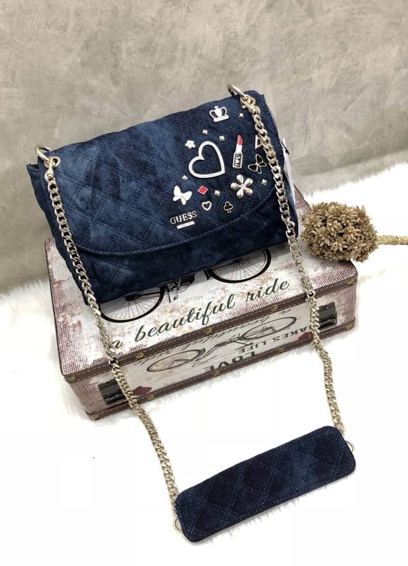 GUESS WOMEN BAG JEAN กระเป๋าสะพายไหล่หรือ crossbody สุดชิค วัสดุผ้ายีนส์ ด้านหน้าติด logo brand เพิ่มดีเทลดีไซน์ตกแต่งที่ด้านหน้ากระเป๋า เปิดปิดกระเป๋าแบบแม่เหล็ก ใช้งานง่าย ภายในมี 2 ช่อง แต่ละช่องกว้างใส่ของได้จุ และยังมีช่องซิปเล็กใส่ของจุกจิกได้อีกค่ะ