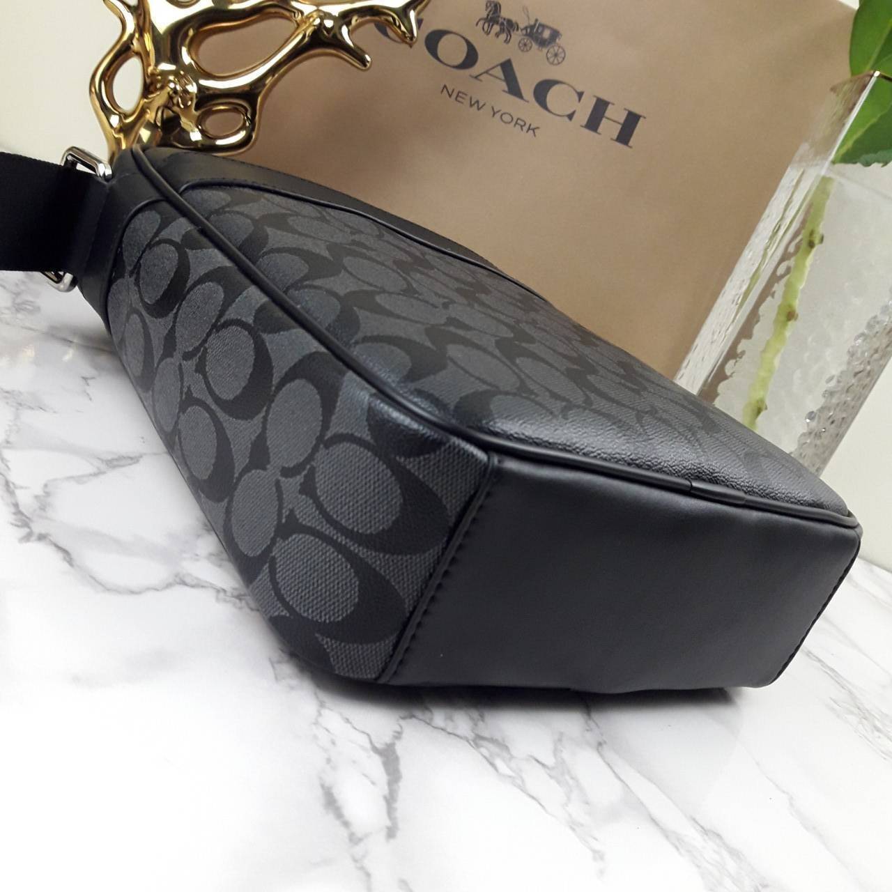 อมตะ ฆ่าไม่ตายจริงๆ กับรุ่นนี้!!😎//>>COACH CHARLES FLIGHT BAG(F54788)🍁สะพายข้าง ทรงสวย เป็นอีกรุ่น ที่ฮิตตลอดกาลไปเรียบร้อยแล้ว//วัสดุหนังแคนวาส สลับหนังแท้อย่างดี // ใช้ได้ทั้งชายและหญิง Unisexสุดๆ ใช้งานง่าย ทรงกล่อง จะสะพายเที่ยว 