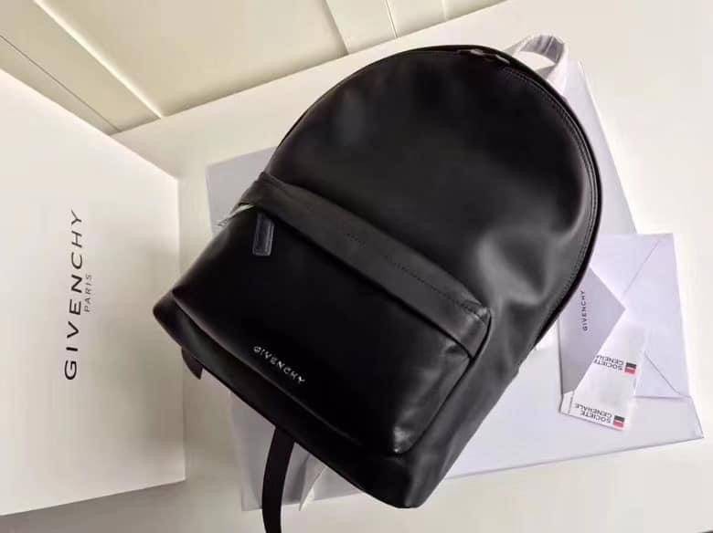 หนังแท้ GIVENCHY PARIS IN LEATHER BACKPACK พร้อมส่งที่ไทย งานเกรดออริจินอล ใช้งานต่างประเทศได้ กระเป๋าเป้ กระเป๋าสะพายหลังใบใหญ่ จุของได้เยอะ สีดำล้วนคลาสสิกมากๆค่ะ หนังแท้คุณภาพดียิ่งใช้หนังยิ่งสวย ใช้ได้ทั้งหญิง/ชาย ใบนี้คุ้มค่าราคามากๆ ทั้งดีไซน์และฟัง