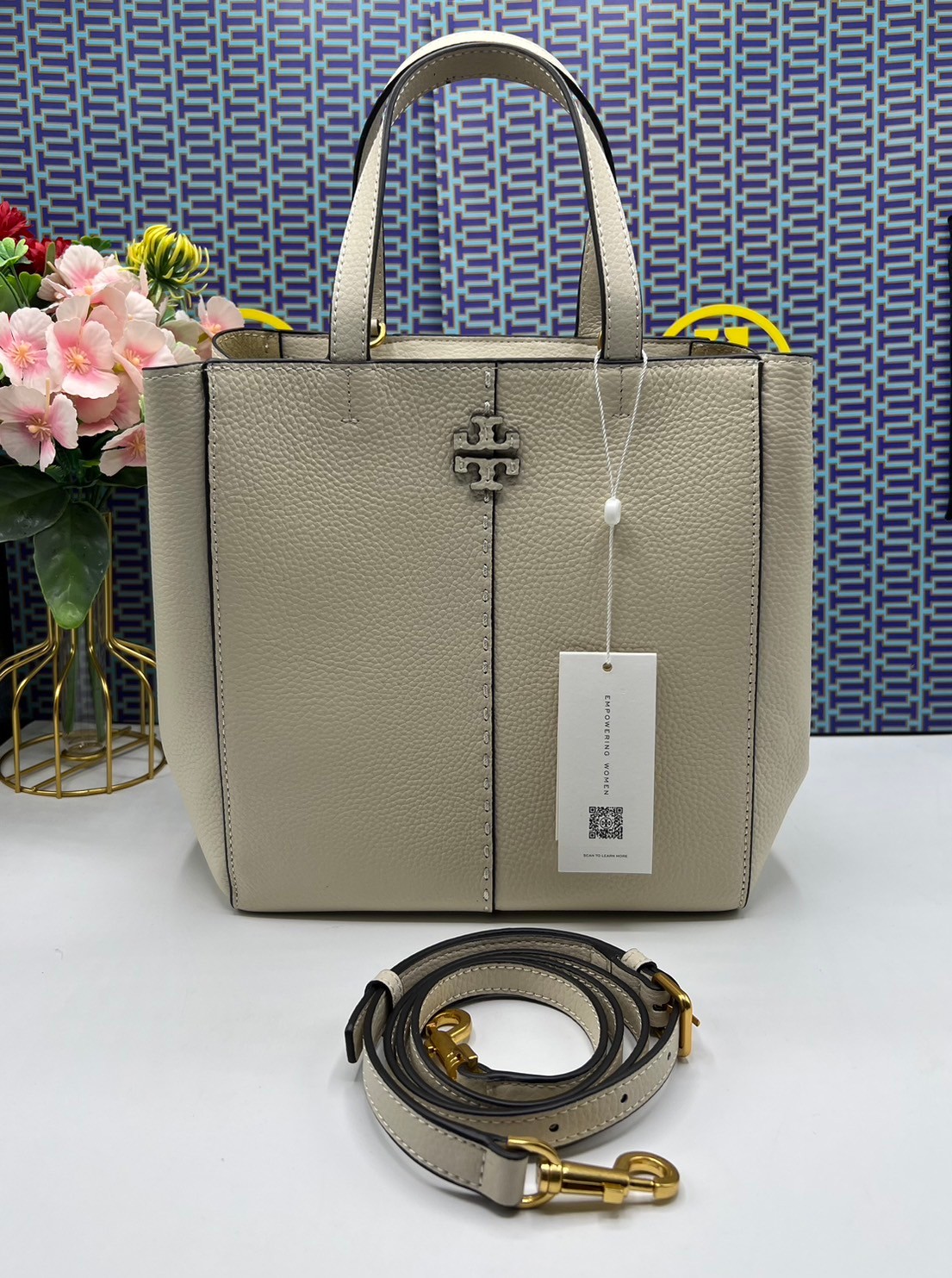 Tory Burch McGraw Leather Tote Bag / Tory Double T Tote Bag / TORY TOTE BAG พร้อมส่ง 4 สี กระเป๋าสะพายทรงโท้ท จุของได้เยอะใบนี้ตอบโจทย์ได้ดีมาก โทนสีเรียบง่าย แฝงไปด้วยความดูดี สุขุมและเป็นผู้ใหญ่