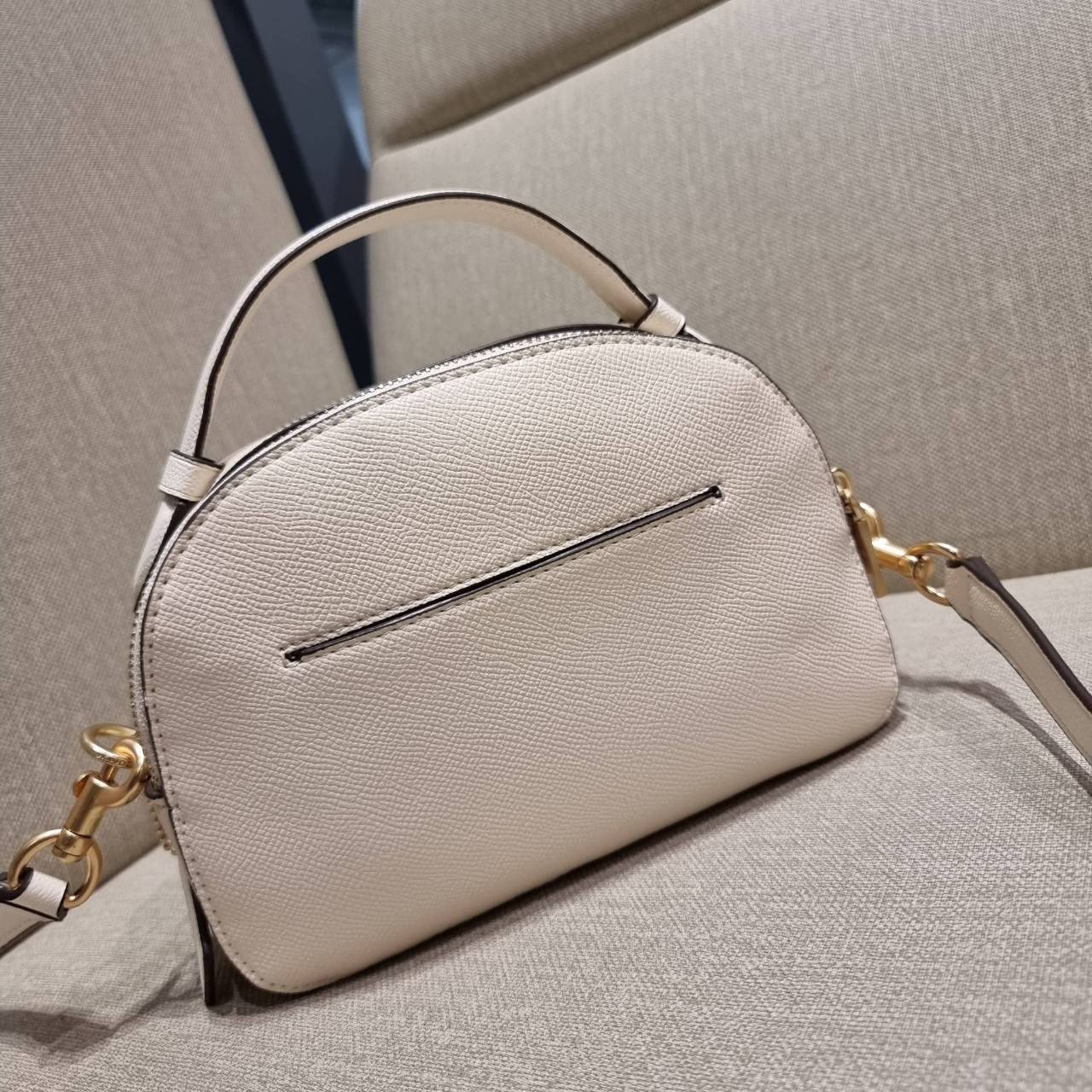 COACH 1589 SERENA SATCHEL กระเป๋าสะพายคอลเลคชั่นยอดฮิต ดีไซน์ลุคผู้ดี ต้องยกให้น้องใบนี้เลย!! จัดสีคุณหนูมาให้ สวยตาแตก!! วัสดุหนัง crossgrain ทนทาน เปิด-ปิดด้วยซิป 2 ช่องหลัก ภายในเป็นช่องโล่ง เก็บของได้แบบสบายๆ ใส่มือถือได้ทุกรุ่น สามารถหยิบไปแมทช์ได้ง่