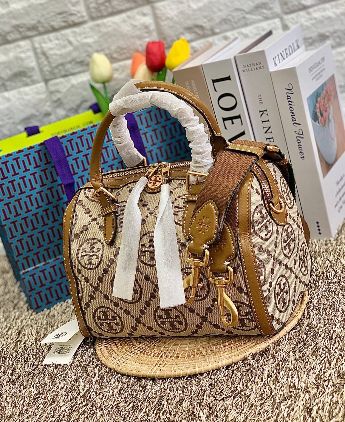 สวยก่อนใครแน่นอนค่ะนาทีนี้💋 💥รุ่นที่กำลังฮิตมากตอนนี้ของเหล่าคนดังใน ตปท.! TORY BURCH T MONOGRAM JACQUARD BARREL ((ใบใหญ่)) พร้อมส่งที่ไทยทันที! กระเป๋าทรงหมอนจาก Tory burch วัสดุ jacquardทอลายแบรด์+หนังแท้ ได้สวยงามหรู ดูคลาสสิคมากๆค่ะ เป