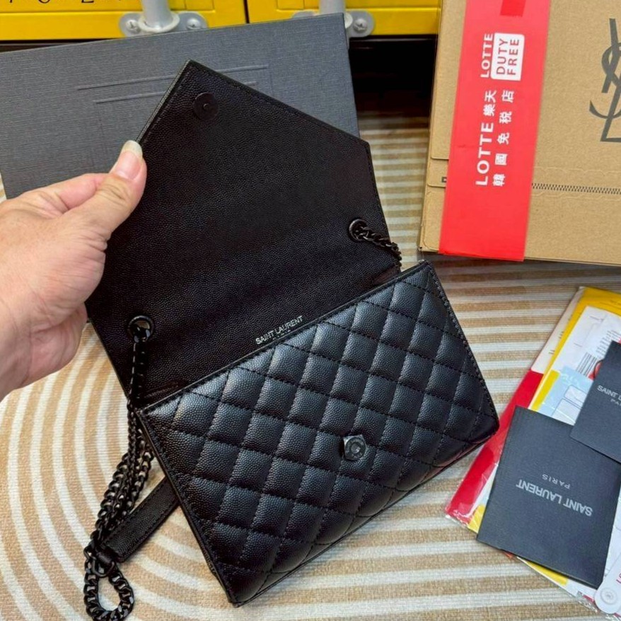 YSL envelope medium in matelassé leather shoulder bag กระเป๋าสะพายไหล่สุดฮอต โทนสีดำขับผิวสวยคลาสสิคตลอดกาล ทรงสวยดีไซน์เรียบหรู ดูติดแกลมสุดๆ โดดเด่นด้วยโลโก้ด้านหน้า เพิ่มดีเทลความผู้ดี