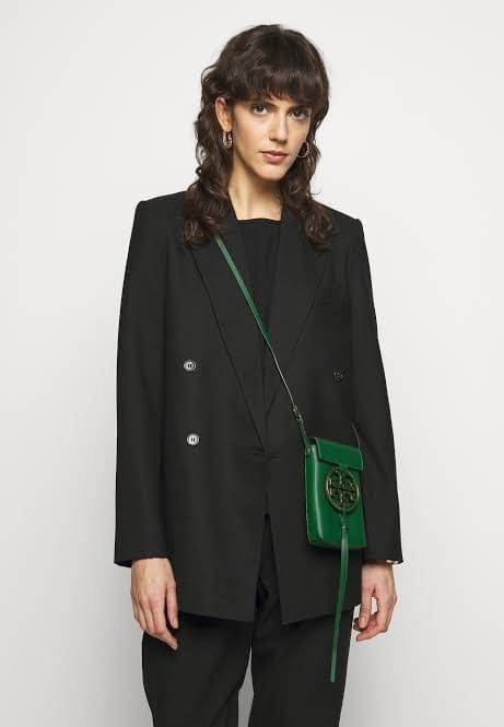 TORY BURCH MILLER METAL PHONE CROSSBODY อีกหนึ่งกระเป๋าใส่มือถือรุ่นฮิตที่เชื่อว่าหลาย ๆ คนต้องเคยเห็นผ่าน ๆ ตามาอย่างแน่นอน กับแบรนด์ Tory Burch ดีไซน์กระเป๋าทรงฝาพับแม่เหล็กใช้งานง่าย มาพร้อมดีเทล Logo สีเดียวกับเฉดสีของกระเป๋า แต่ยังมีความน่ารักด้วยทรง