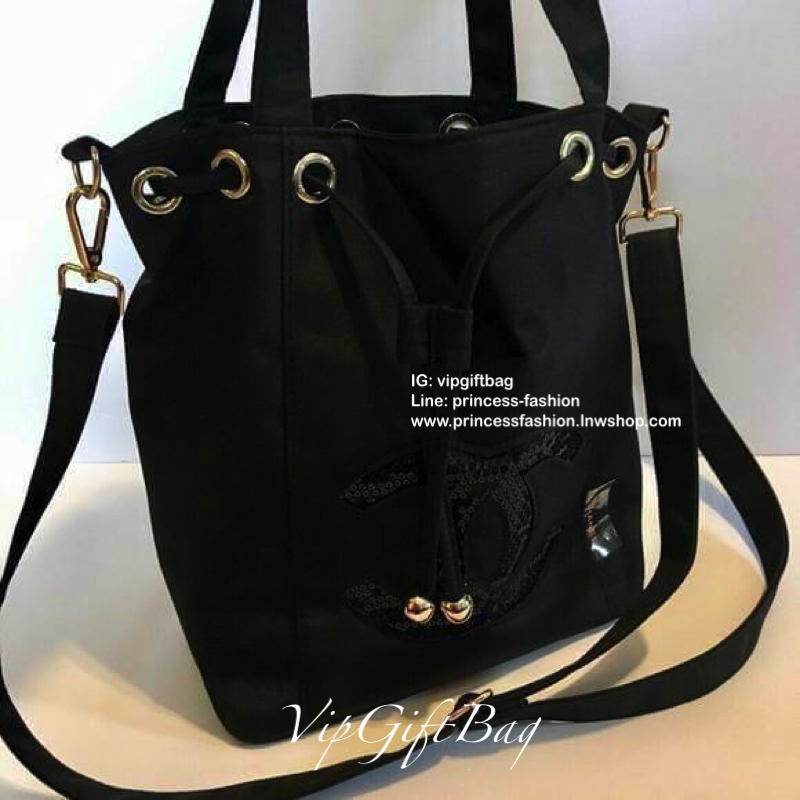 Best Seller มากี่รอบๆก็หมดค้า♡♡♡ กับกระเป๋าทรง Nylon Bucket Style จับจีบน่ารัก ของแท้จากงาน vip gift เคาเตอร์แบรนด์ chanel ตัวกระเป๋าทรงจากไนล่อน กันน้ำทั้งใบ อะไหล่ทองปั้มแบรนด์ ด้านหน้าปักเลื่อม CC สุดหรู ด้านในจุของได้เยอะ บุผ้าปั้