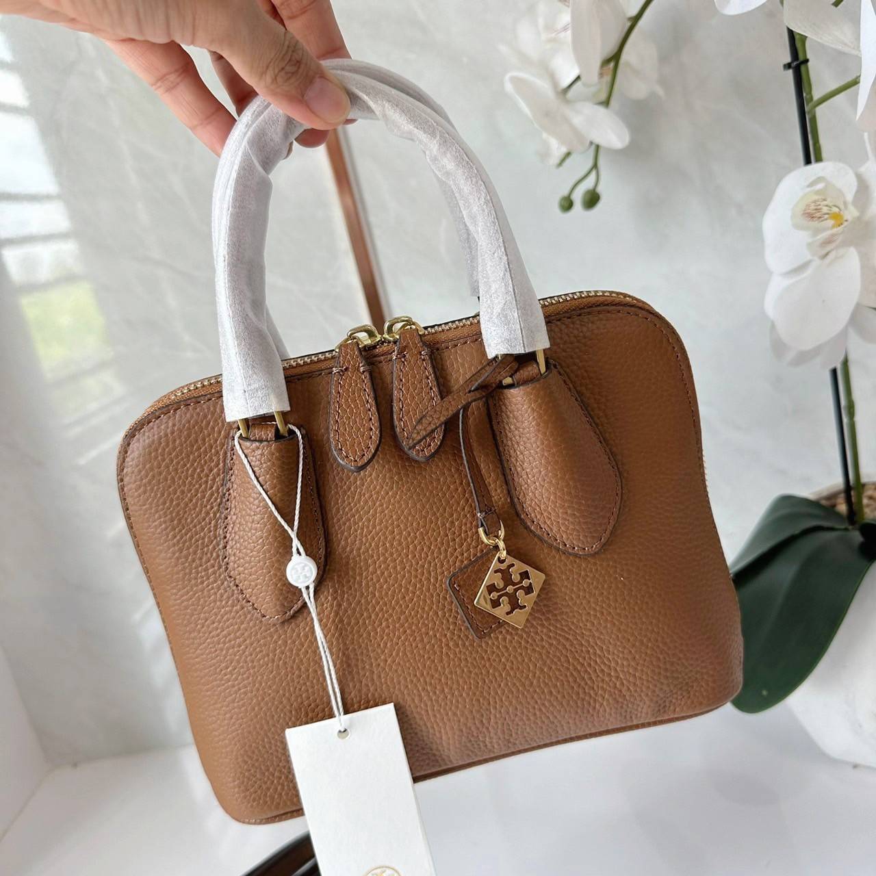 TORY BURCH MINI PEBBLED SWING BAG / Tory Mini Swing Bag in Pebbled Leather / T Monogram Jacquard Swing Bag กระเป๋าสะพาย คอลเลคชั่นใหม่ล่าสุดดีไซน์สุดคลาสสิก รูปทรงโดม