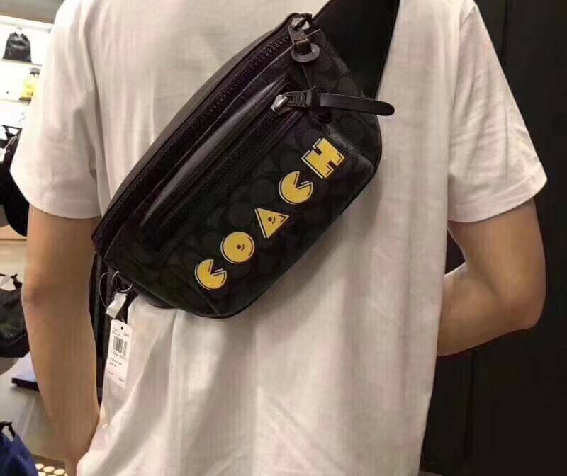 COACH F72924 TERRAIN BELT BAG IN SIGNATURE CANVAS WITH PAC-MAN COACH SCRIPT กระเป๋าคาดอก คาดเอวสุดฮิต รุ่นใหม่ล่าสุด ลายซี signature ดำ/เทา สกรีน COACH สีเหลือง สายปรับได้ ด้านในมีช่องใส่ของได้คะ ใส่ได้ทั้งคุณผู้หญิงและชาย ใส่แล้ว สวย เท่ห์ ดูดีมากๆค่ะ &#
