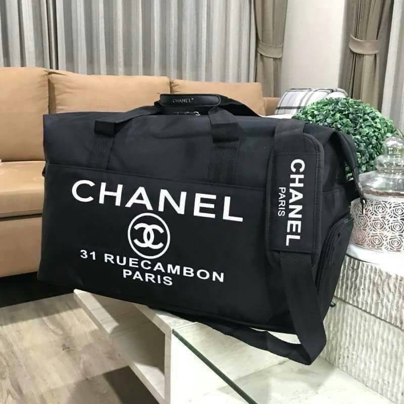 CHANEL VIP GIFT Large Travel Bag กระเป๋าเดินทาง Gift With Purchase รุ่น Limited Edition พรีเมี่ยมกิ๊ฟของเเท้จาก Chanel Perfumes Counter วัสดุ NYLON เนื้อหนาสีดำสกรีนโลโก้ด้านหน้า เปิดปิดด้วยซิป หัวซิปแบรนด์ ใบใหญ่จุใจ พิเศษ! มีช่องใส่รองเท้าด้านข้างแยกเป็