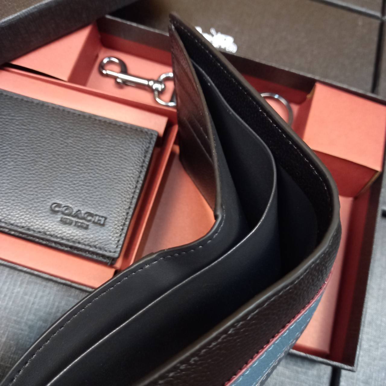 COACH COMPACT ID WALLET IN SPORT CALF LEATHER WITH KEY FOB LIMITED BOX(COACH F74991)🍁BOX SET กระเป๋าสตางค์ใบสั้น มาพร้อมใบลูกแบบแพ๊คคู่+และพวงกุญแจ//วัสดุหนังแท้ หนังนิ่ม เนื้อสัมผัสคือดีมากๆ ยิ่งจับ ยิ่งดูดี มาดเข้มบาดลึกลงตัวมาก ดูมีเสน่ห์น่าค้น