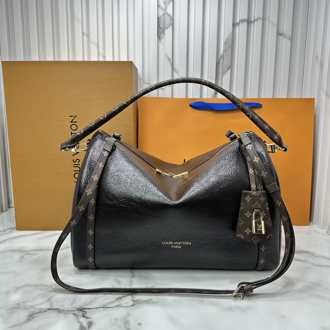 ORI หนังแท้ | LV Express MM Bag 30cm กระเป๋าสะพายทรงหมอนสปีดี้ดีไซน์ใหม่ล่าสุด โฉบเฉี่ยว แต่งคาดหน้าโมโนแกรมโดดเด่น ตัวกระเป๋าสีพื้นตัดกันอย่างลงตัว พร้อมหูแบบจับยาวถอดได้จะถือหรือคล้องไหล่ก็เก๋