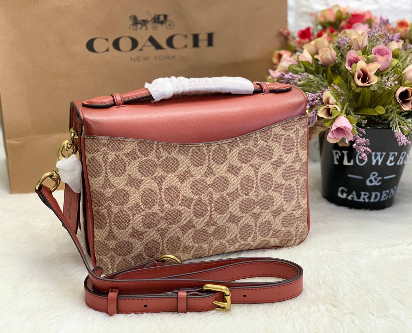 COACH CASSIE CROSSBODY BAG((68349//68348)) พร้อมส่งค่ะ! รุ่นฮิต กระเป๋าหิ้วได้//สะพายข้างหรือครอสบอดี้ร์ได้ หนังแท้นิ่มสวย เปิดปิดกระเป๋าแบบหมุนล็อค ภายในกระเป๋ามี3ช่องให้ใส่ของ แต่ล่ะช่องกว้าง สามารถใส่กระเป๋าเงินใบยาวได้;ของอื่นๆได้จุทีเดียวค่ะ ;มีช่องซ