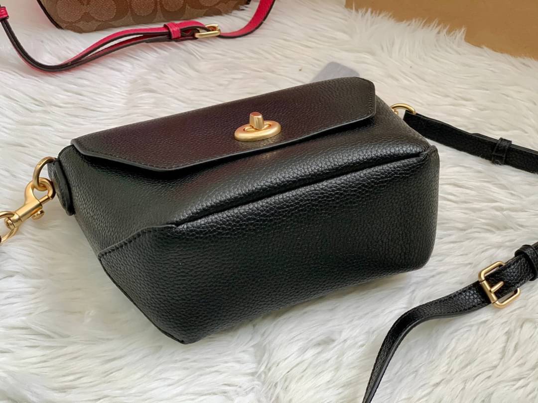 คอลเลคชั่นใหม่ ทั้งสวยทั้งคุณภาพค่ะ😘 COACH KARLEE CROSSBODY BAG 💐พร้อมส่ง ได้ไปไม่ผิดหวังแน่นอนค่ะ! สวยๆแบบคนดังระดับโลกกันค่าา กระเป๋าสะพายแบบครอสบอดี้ร์ หนังแท้นิ่มสวยงามมากๆค่ะ รูปทรงน่ารักกระทัดรัด เปิดปิดกระเป๋าแบบหมุนล็อค ภายในสามารถ