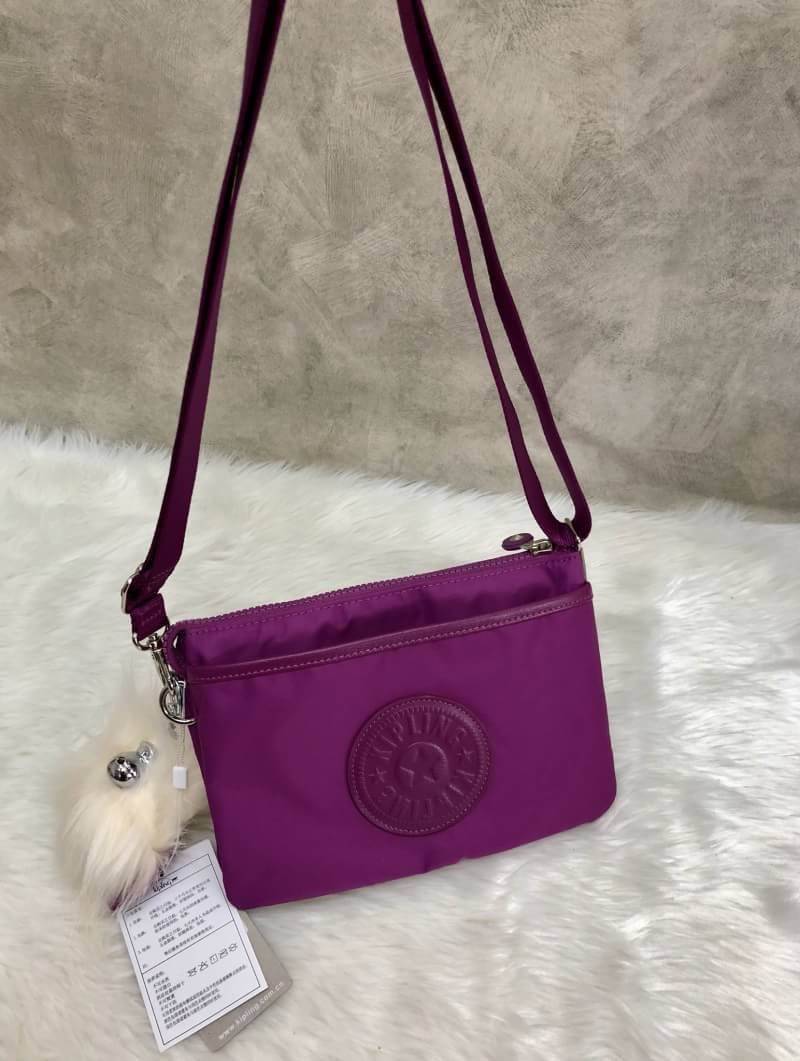 New in Kipling Sling Bag 2018 (k72323) >>Factory OEM HK<< พร้อมส่งที่ไทย กระเป๋าสะพายข้าง crossbody หรือถือ ก็เก๋ไปอีกแบบ วัสดุไนล่อนอย่างดี คุณภาพสูง ผ้าลื่นแวว ด้านหน้าติดโลโก้แบรนด์ตัวใหญ่ มีช่องกว้างขนาดกลางหนึ่งช่อง ใส่ของได้เยอะ เปิดปิดช