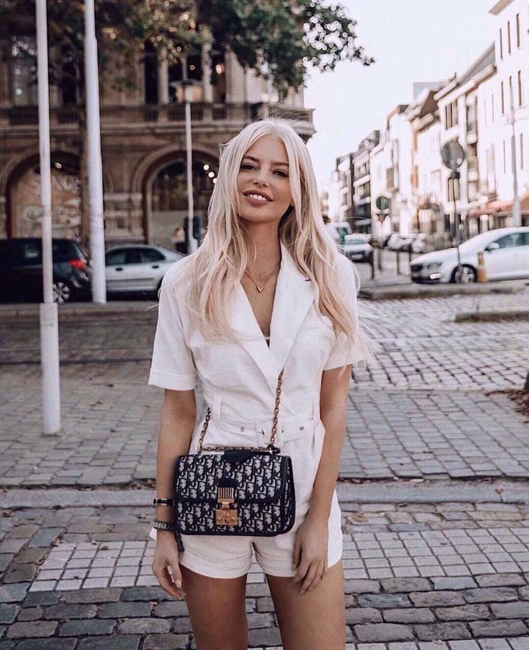 DIOR CD ADDICT FLAP BAG กระเป๋าสะพายดีไซน์คลาสสิค สวยผู้ดี โดดเด่นด้วยโลโก้และอะไหล่ตัวล็อคสีทอง เพิ่มดีเทลความหรูขึ้นไปอีก วัสดุผ้าแคนวาสทอลวดลายเอกลักษณ์ ภายในเป็นช่องโล่ง มีช่องซิป สายสะพายโซ่ในตัว ปรับใช้ได้ 2 แบบ สะพายข้าง หรือสะพายโซ่คู่ที่ไหล่ก็สะด