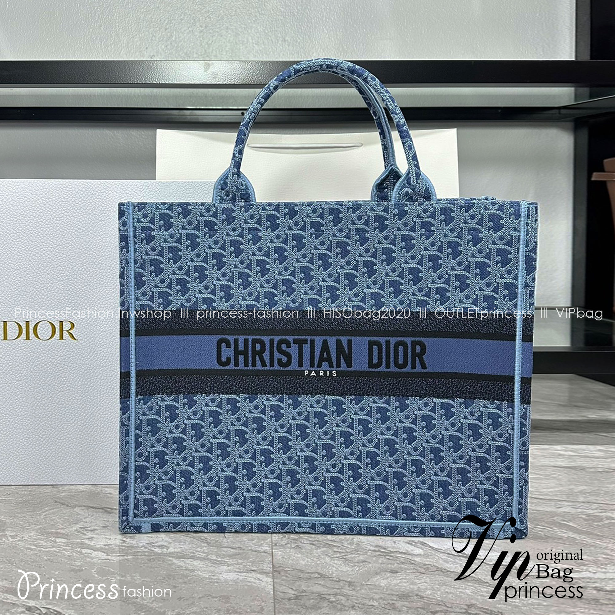 Large Dior Book Tote Bag Blue Denim Dior Oblique Jacquard กระเป๋าทรงโท้ท แก่นแท้ของความงามรูปลักษณ์ทันสมัย เดนิมหรูหรา