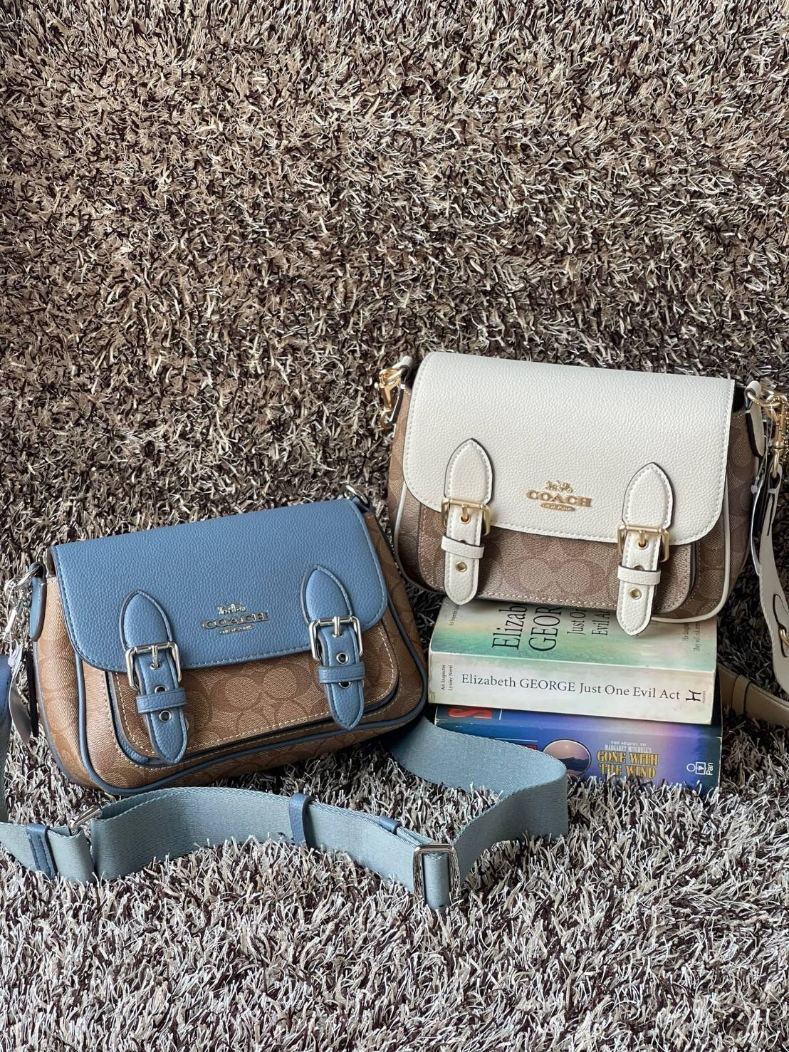 COACH Lucy Crossbody กระเป๋าใบนี้ขนาดกะทัดรัดกำลังดี เพียงพอสำหรับใส่ของจำเป็นที่ต้องการพกติดตัว ที่สำคัญใช้งานง่ายสามารถหยิบของได้สะดวกรวดเร็ว วัสดุผ้าใบเคลือบซิกเนเจอร์และหนังกรวดละเอียด ด้านในมีซิปและกระเป๋าอเนกประสงค์ ปิดสแน็ปอิน กระเป๋าแบบเปิดด้านนอก