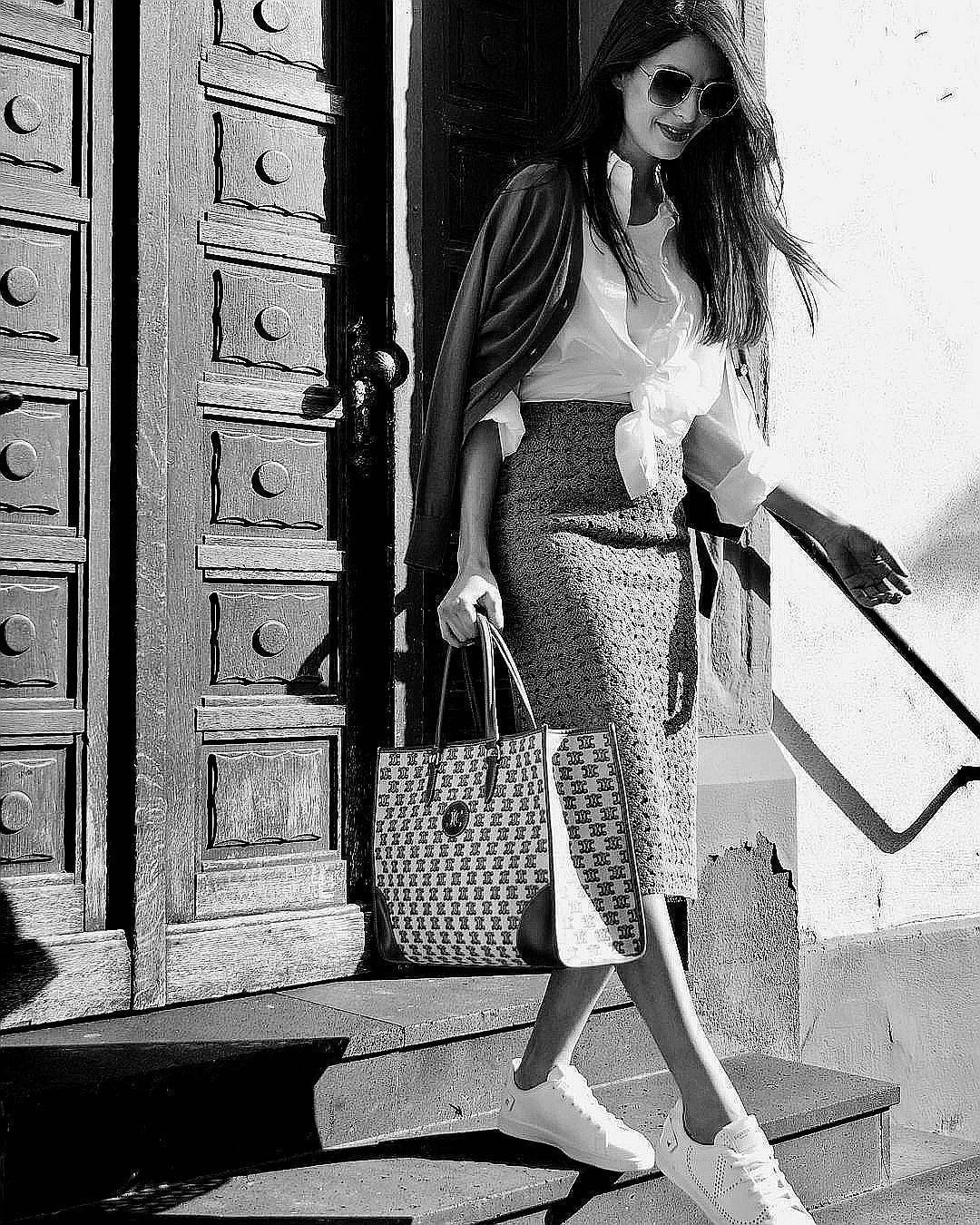 CELINE LARGE TOTE BAG VIP GIFT WITH PURCHASE (GWP) กระเป๋าพรีเมี่ยมกิ๊ฟ Limited จาก CELINE HAUTE PARFUME DUTYFREE COUNTER วัสดุ CANVAS ทรงเหลี่ยมดีไซน์ Casual สวยคลาสสิคสไตล์สาว Lisa ใบใหญ่ใส่สัมภาระได้เยอะจุใจภายในโล่งกว้าง ใส่เอกสาร A4 หนังสือ กระเป๋าสต