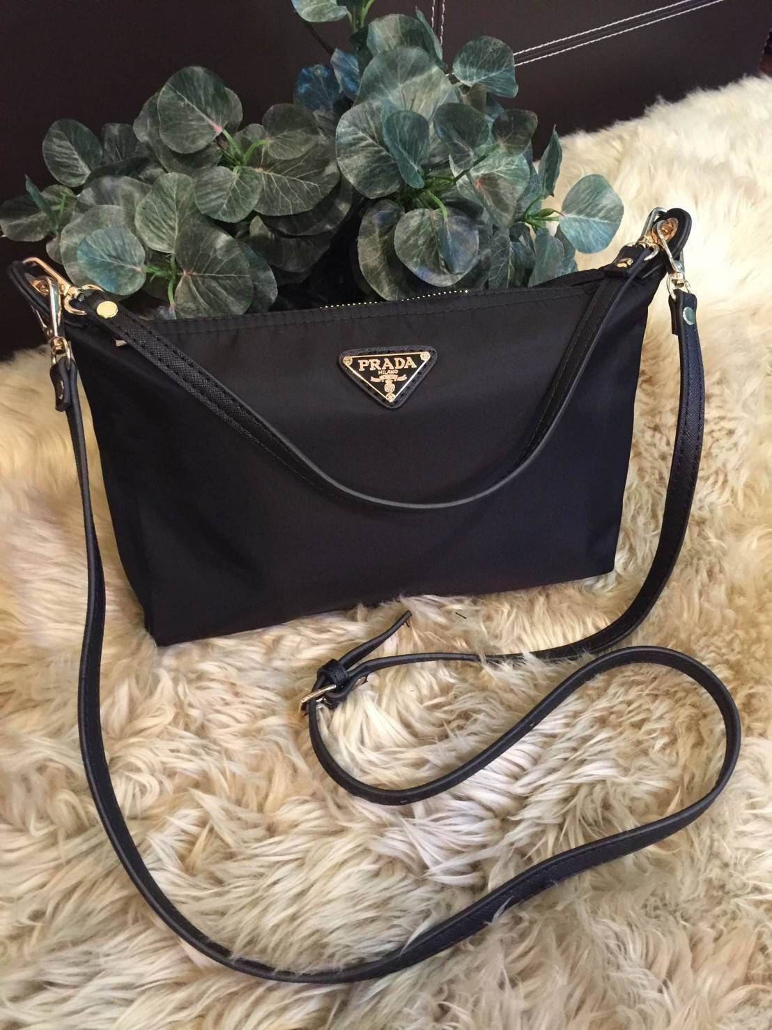 PRADA NYLON MINI SHOULDER BAG กระเป๋าสะพายทรงคลัชพรีเมี่ยมกิ้ฟจากเคาน์เตอร์ต่างประเทศรุ่น Limited edition ที่ฮ๊อตสุดๆวัสดุเป็น Nylon เนื้อหนาคุณภาพดีตามแบบฉบับของแบรนด์ ขนาดมินิกำลังดีน้ำหนักเบา ด้านหน้าประดับโลโก้แบรนด์อะไหล่ทองหรู ภายในมีช่องซิปและช่องใ