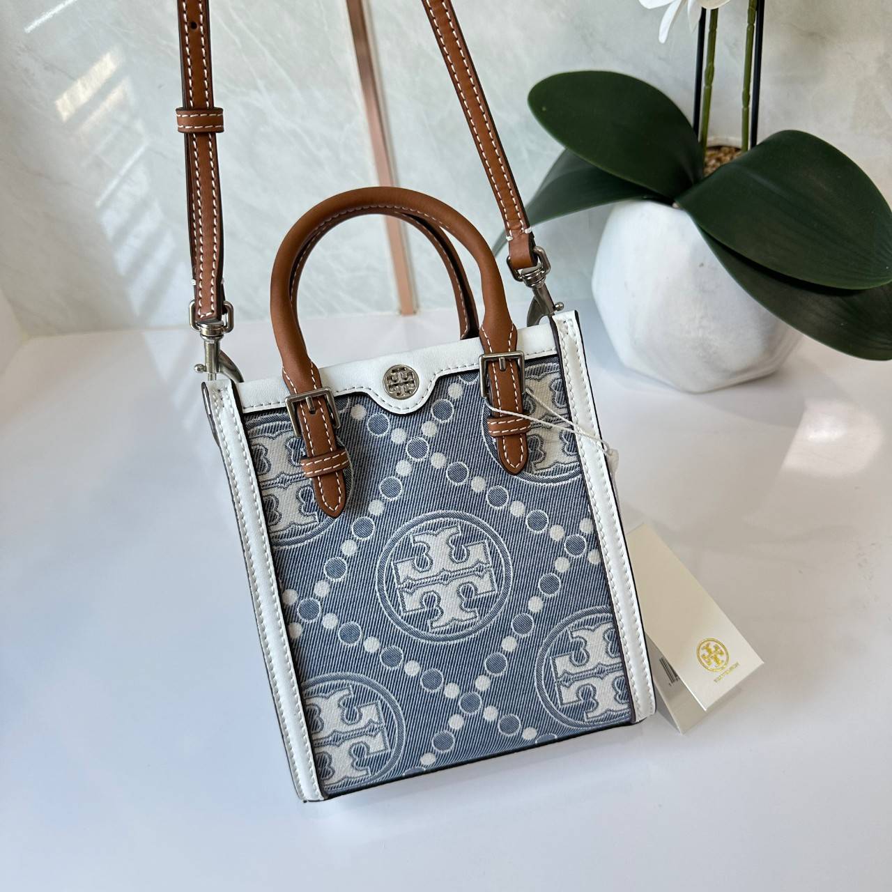 Tory Burch Mini T Monogram Denim Tote / Tory Burch T Monogram Jacquard Denim Mini Tote กระเป๋าทรงโท้ทไซส์มินิ T Monogram รูปแบบคลาสสิค ตัดเย็บอย่างดี คอลใหม่ห้ามพลาดคะ