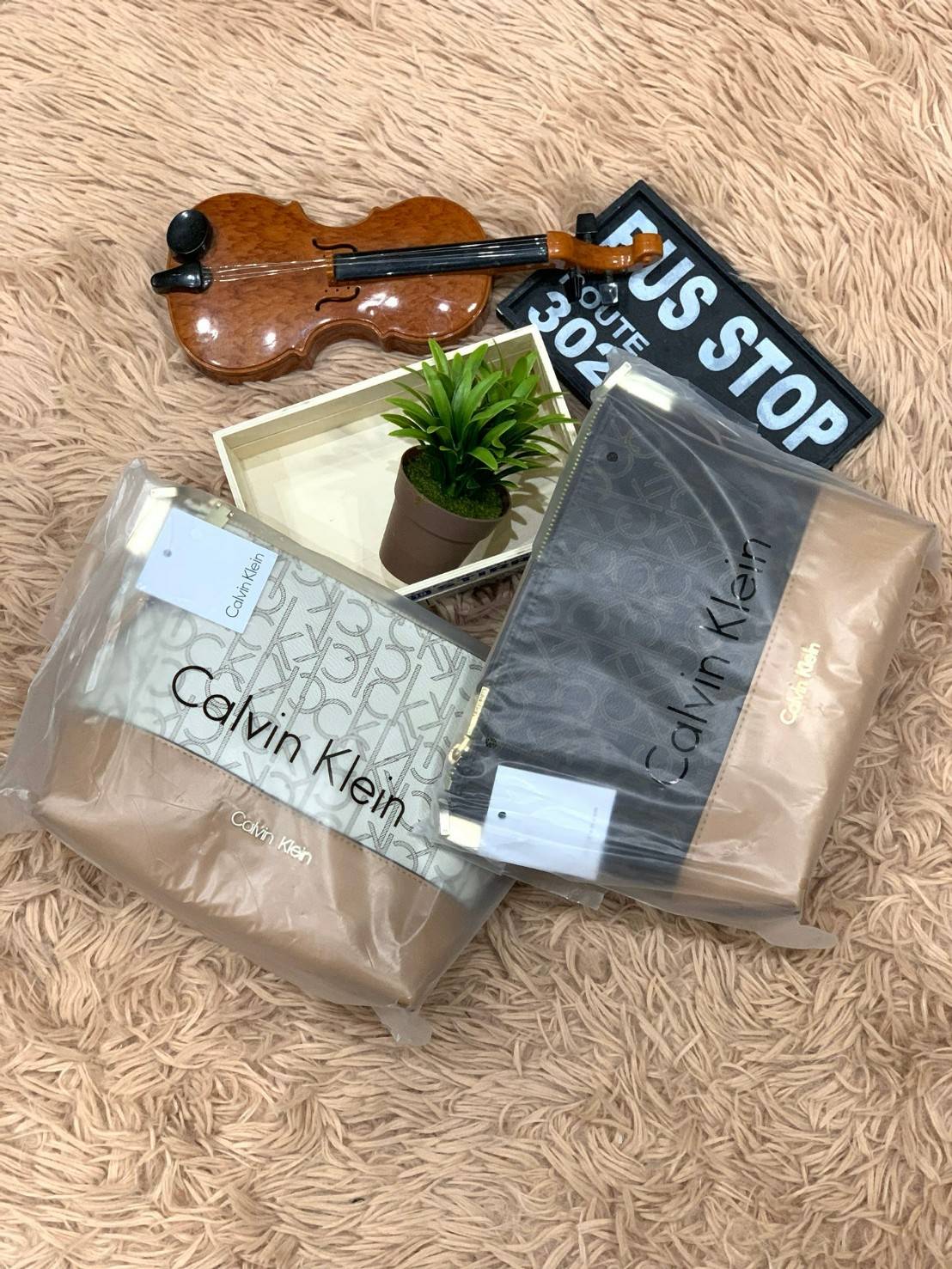 Calvin Klein Mini Crossbody กระเป๋าทรงครอสบอดี้ ขนาดกลางกำลังดี มีฐานกว้างตั้งอยู่ทรง เปิดใช้งานด้วยซิปเดียว สายสะพายปรับสั้นยาวได้ ดีเทลที่มีsignatureรอบใบ ครึ่งล่างฐานเป็นหนังเรียบ ติดโลโก้แบรนด์ด้วยโลหะ รูปทรงสะพายได้อย่างคล่องตัวแบบสไตล์เก๋ๆเลยคร้า!!