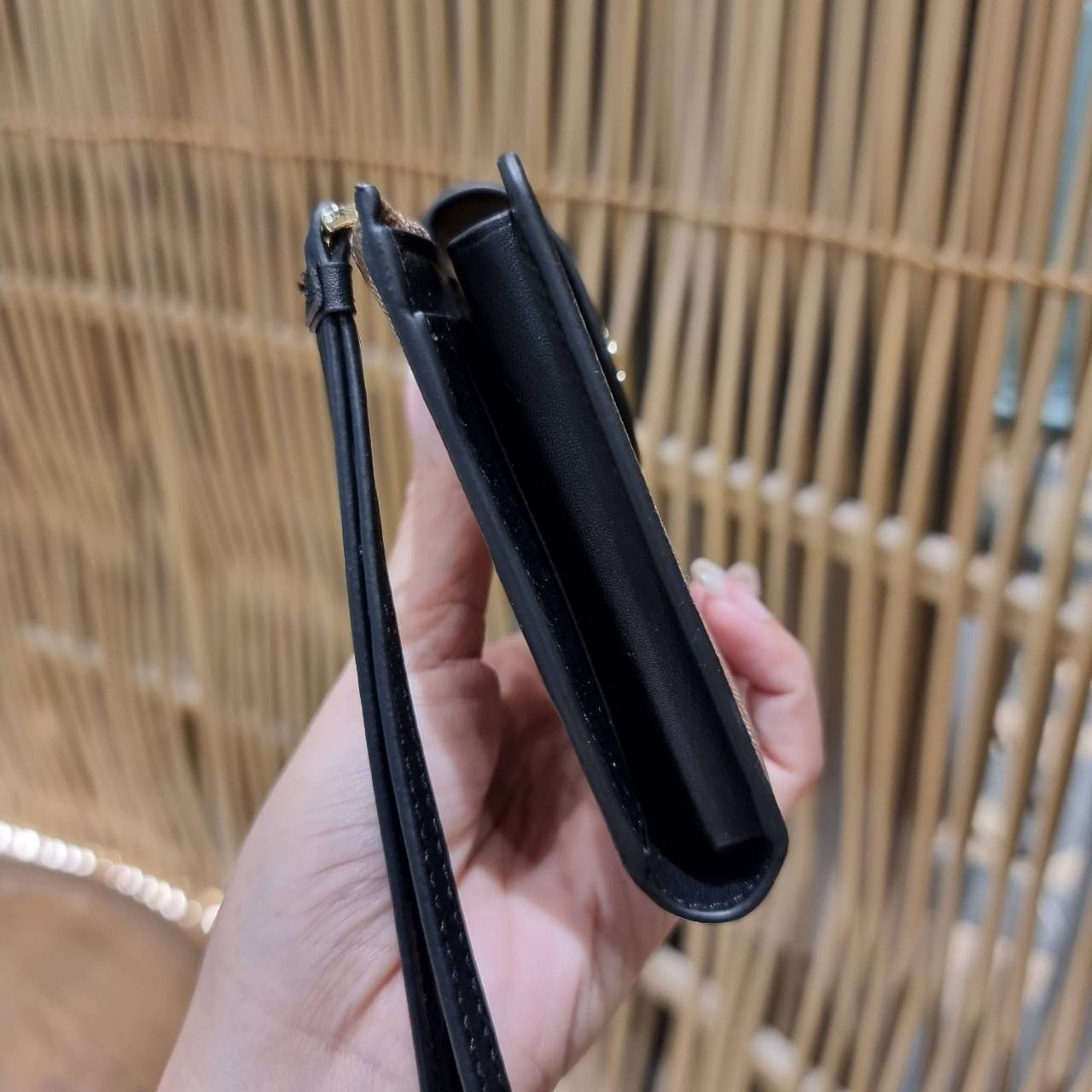 พร้อมส่ง 7 สี COACH C2874 TECH WALLET IN COLORBLOCK SIGNATURE CANVAS จัดให้สีใหม่ก่อนใคร!! ดีไซน์ใหม่ คอลเลคชั่นสวยหรู กระเป๋าสตางค์พร้อมสายคล้องมือ ง่ายต่อชีวิตมากจ้า!! มันดีอะไรเบอร์นี้ ใส่ได้ทั้งบัตร และโทรศัพท์ก็ใส่ได้ทุกรุ่น แถมยังมีช่องซิปแยกไปอีก ช