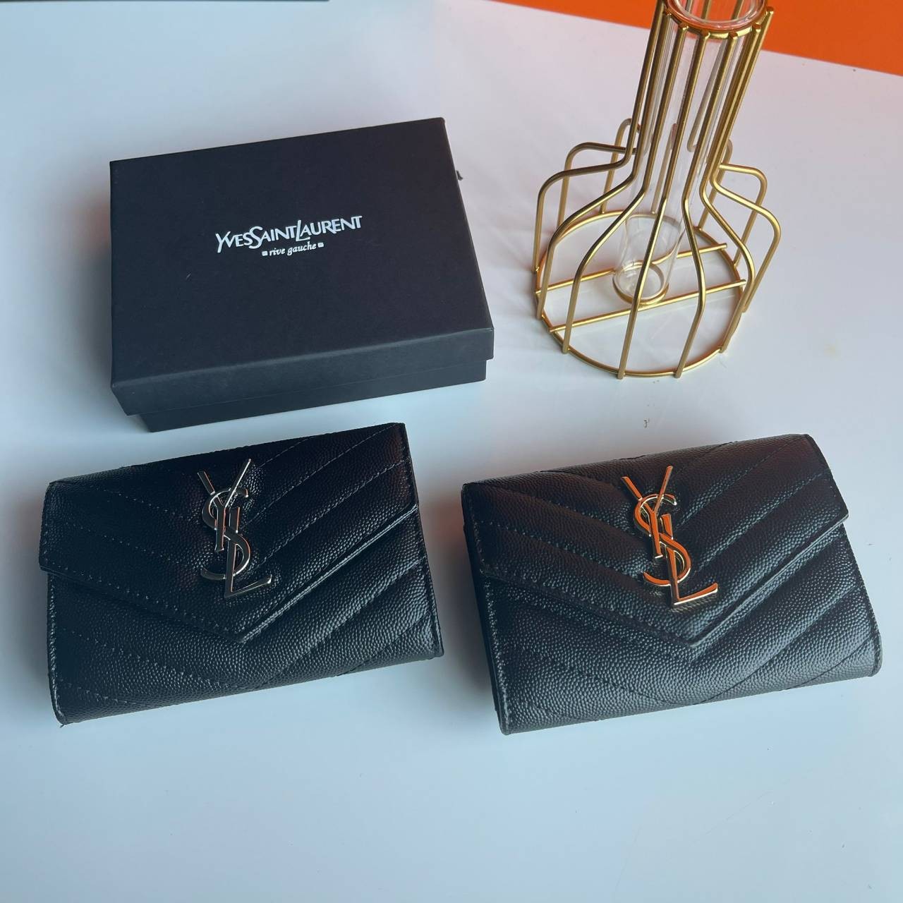 VIP 】YSL SAINT LAURENT SHORT WALLET งานหนังแท้ สวยงามมากมายที่สุดเกินบรรยายเลยค่าาา ได้ไปไม่ผิดหวังแน่นอน เป็นอีกรุ่นหนึ่งที่ห้ามพลาดเลยตอนนี้ กำลังฮิตกันเลยค่าา สาวๆ Must Have!!!! Full Box Set นะค๊าาา
