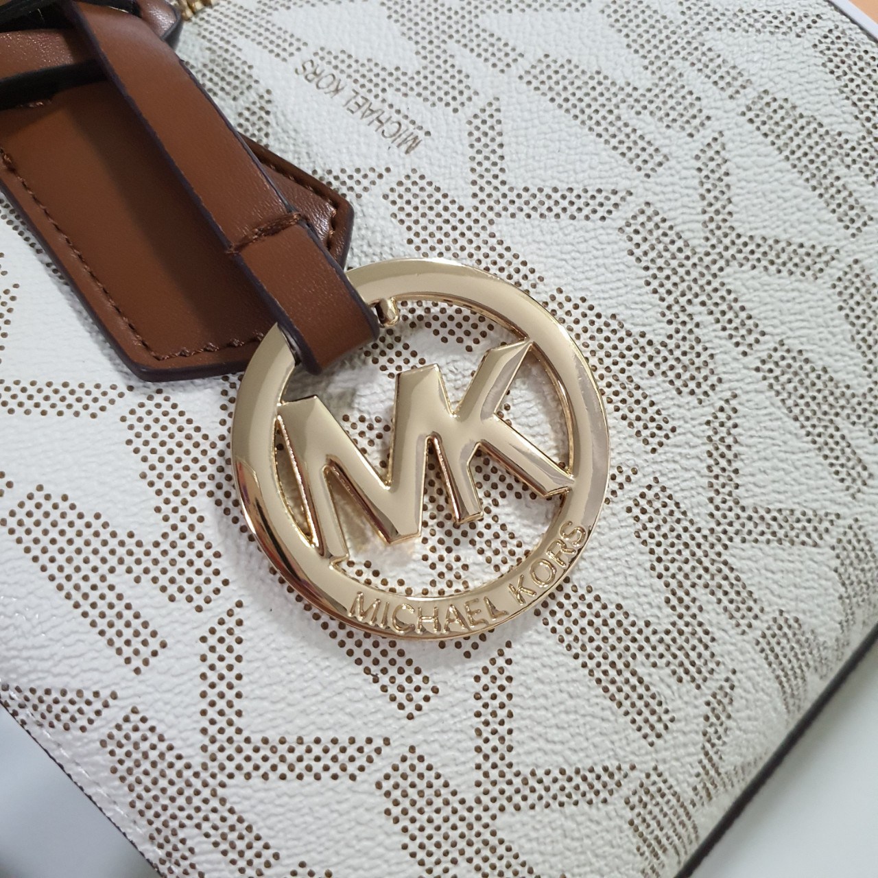 MICHEAL KORS HAYES DUFFLE BAG กระเป๋าสะพายทรงหมอนยอดฮิต ขนาดกลาง วัสดุหนังสังเคราะห์ปั้มลาย MK ทั้งใบ สวยอยู่ทรง ประดับโลโก้แบรนด์ด้านหน้า ด้านในบุผ้าไนลอน มีช่องซิปอีกหนึ่งช่อง สามารถใส่กระเป๋าสตางค์ใบยาว มือถือ iphone เงิน ของจุกจิกได้ มาพร้อมแท็กห้อยสุ