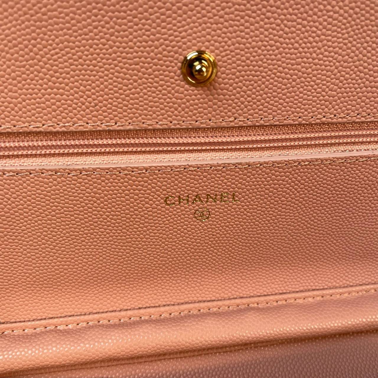 VIP 】หนังแท้ CHANEL WOC style โทนสีพาสเทล กระเป๋าสะพายทรงสวยตลอดกาล วัสดุหนังลายคาเวียร์ เนื้อนุ่ม อยู่ทรงคุณภาพดีตามแบบฉบับของแบรนด์ น้ำหนักเบา ด้านหน้ามีโลโก้แบรนด์อะไหล่หรู มีช่องใส่บัตร ใส่ของจุกจิก เปิดปิดด้วยฝาปิดกระดุม ซับในหนัง ตัวจริงสวยมากๆถูกใจ