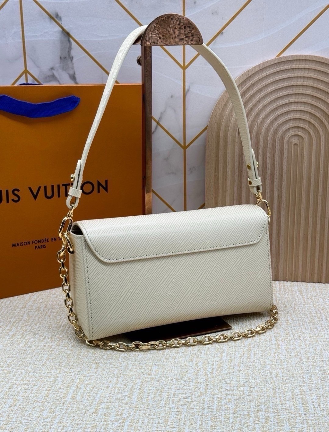 ORI หนังแท้ | LV Twist West Bag กระเป๋าสะพายหนัง Epi ลายเกรน สุดคลาสสิกมาดีไซน์ใหม่ในรูปทรงยาวเผยลุคมีระดับเหนือกาลเวลา ความหรูหราเข้ากับสตรีตสไตล์