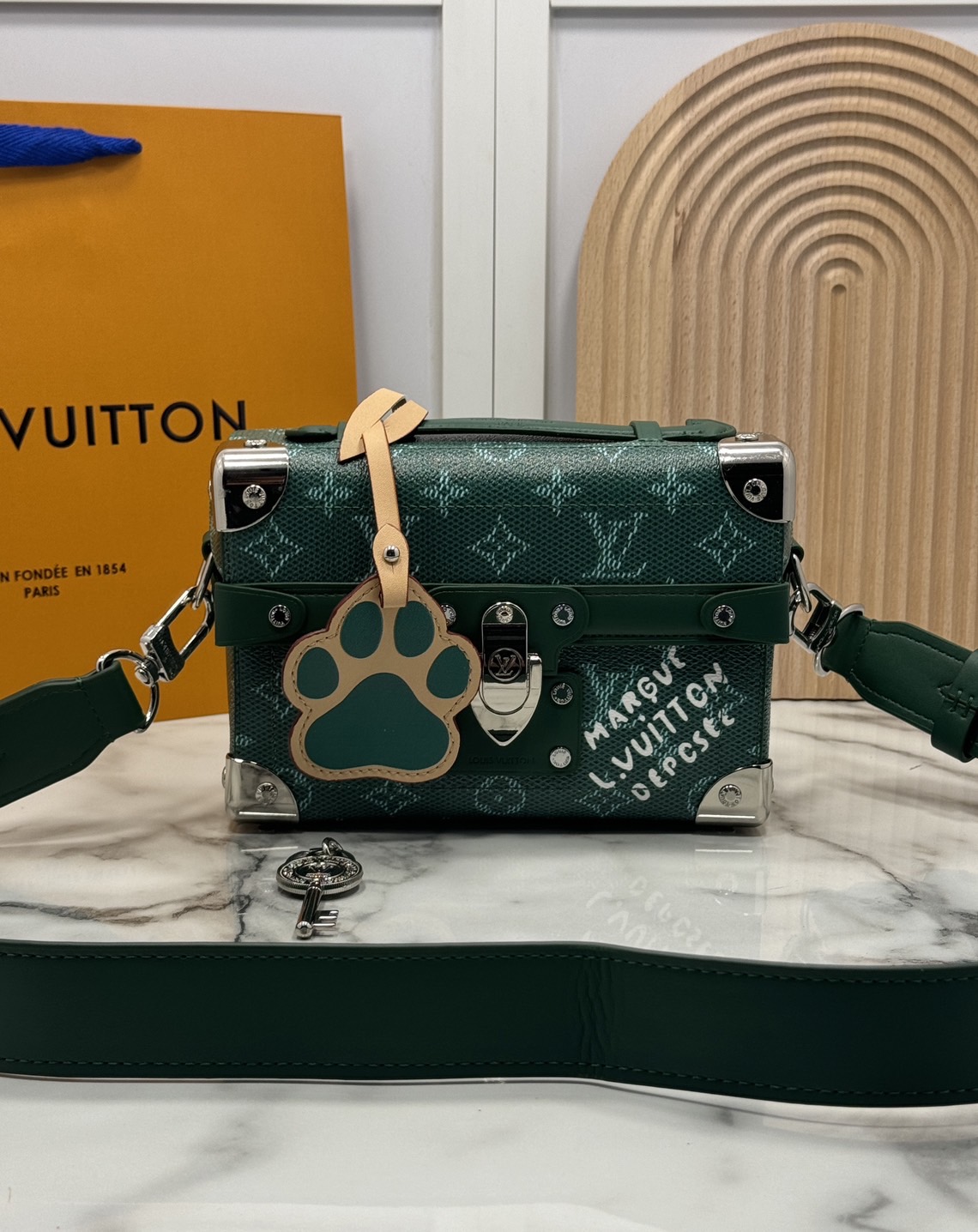 LV Soul Trunk Monogram Heritage Canvas Bag กระเป๋าสะพายทรงกล่องสีเขียวสดใส รุ่นใหม่สุดไอคอนิก มาพร้อมชาร์มห้อยรูปอุ้งเท้าน้องหมาน่ารักโดดเด่นน่ารักมากๆ สะพายข้างชิคๆ พร้อมตอบรับได้ทุกลุค ทุกสไตล์ไปเลยจ้า