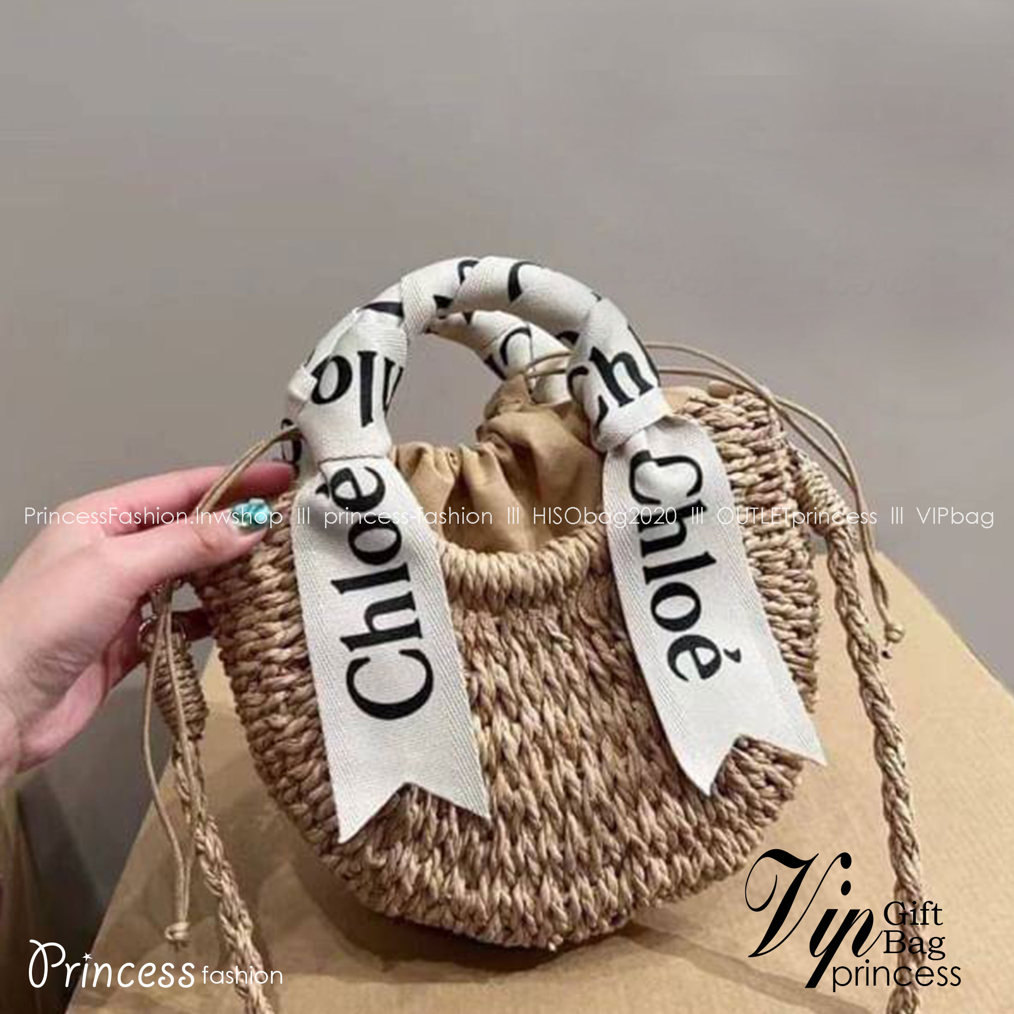 Chloe Straw Handbag Summer Beach Weave / CHLOE woody basket mini bag 8" กระเป๋าสานสไตล์มินิมอล ซับในผ้าอย่างดี มาพร้อมผ้าผูกหูกระเป๋า สวยลงตัวรุ่นนี้ไม่ควรพลาดน้า สวยปังไม่ไหว ภาพสินค้าถ่ายจากงานขายจริง น่ารักมากค่ะ