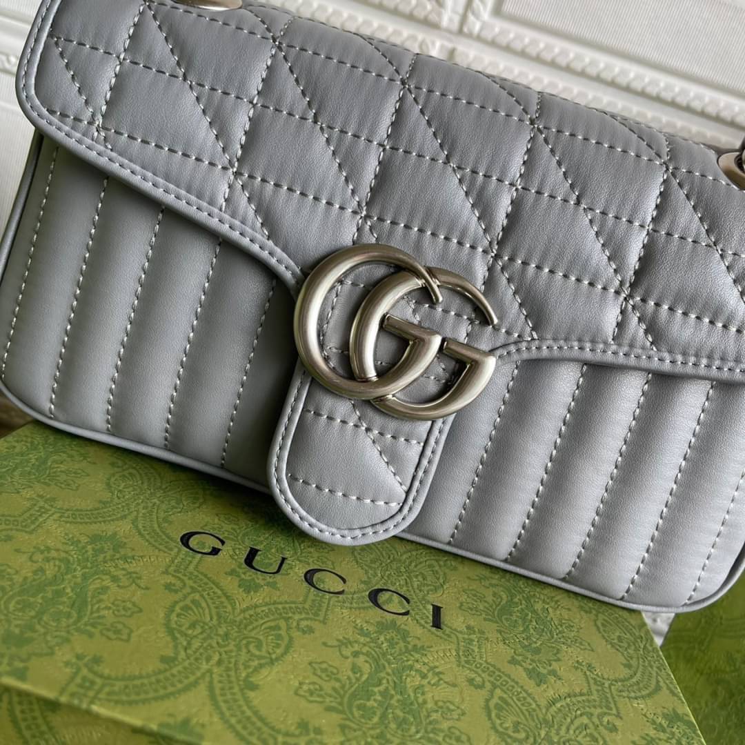 หนังแท้ 26cm GUCCI GG Marmont leather shoulder bag แบบใหม่ล่าสุด ราคานี้หนังแท้คือคุ้มมากเลยค่าสาวๆ ต้องจัดแล้วน้าา ยกระดับความหรูให้กับตัวเองกันหน่อย ด้วยกระเป๋ารุ่นนี้!! ครอสบอดี้ที่ดีไซน์หรู อัพเลเวล ในราคาที่จับต้องได้ พร้อมเสิร์ฟความสวยตรงถึงบ้านแล้ว
