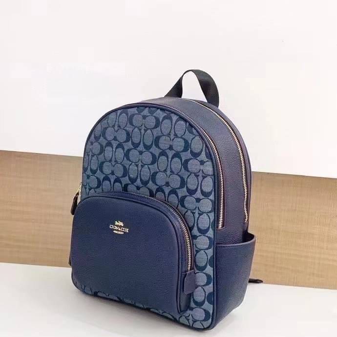 COACH COURT BACKPACK IN SIGNATURE 🌈 สวยกันก่อนใคร วางน้องไม่ลงเลยจริงๆค่าา 😍 พร้อมส่ง! อีกหนึ่งกับกระเป๋าสะพายหลังแบบมีหูหิ้วในตัว ใส่สัมภาระได้เยอะ ครบครันค่ะ ใบจริง น่าใช้มากๆ พกพาสะดวกได้ทุกๆวัน แถมใส่ของได้จุ ไปไหนไปกันกับใบนี้ได้เลยค่