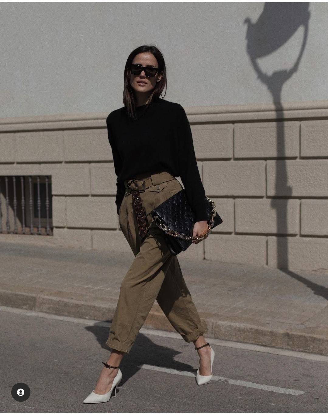 LV HANDLE POUCH MONOGRAM กระเป๋าสะพายกึ่งคลัชท์ สุดล้ำ ใหม่ล่าสุดมาแรงมาก ด้วยความสวยปังตั้งแต่แรกเห็น วัสดุหนังแกะปั๊มลายสวยคม มาพร้อมสาย 2 เส้น เลิศๆ มีสายโซ่ที่มีดีเทลละเอียดไม่ซ้ำ และสายสปอร์ตครอสบอดี้ ที่จะคล้องไว้ทั้งสองเส้นก็ดีงาม หรือสลับใช้ตามลุค