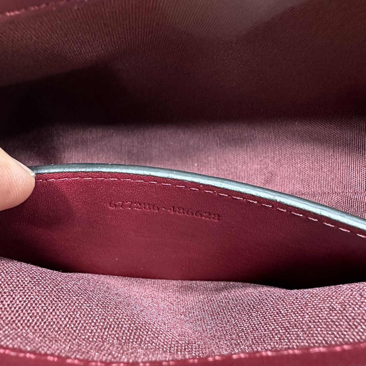 ORI หนังแท้ | Gucci GG Emblem small shoulder bag กระเป๋าสะพายทรงพอช ถือ/คล้องไหล่เก๋ๆหรือสะพายข้างได้ ทรงสวยคลาสสิค มีอะไหล่ห่วงสำหรับห้อยพวงกุญแจได้ เป็นไอเท็มต้องมีและยกเป็น everyday bag ได้เลย