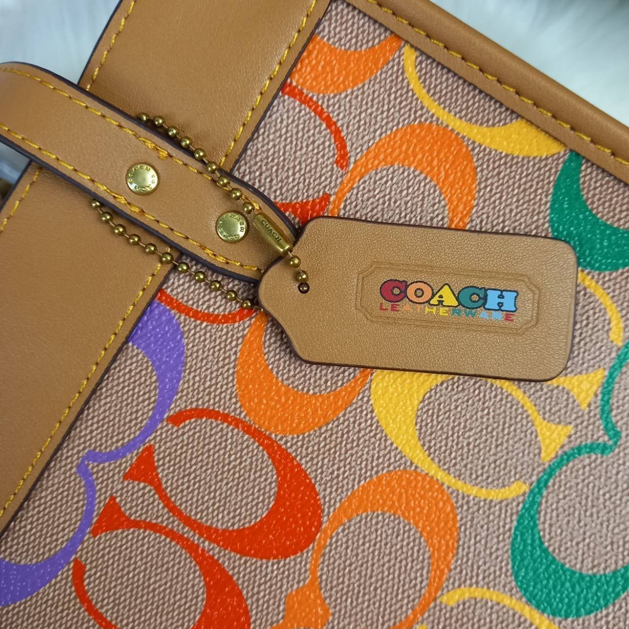 OUTLET 】COACH FIELD TOTE 22 IN RAINBOW SIGNATURE CANVAS(COACH C5142) ความสดใส พร้อมแจ้งเกิด สวยทุกฤดูกาลมากจริงๆ🌺 คอลเลคชั่น ที่ไม่ต้องพูดเยอะ//กระเป๋าทรงTOTE // ว้สดุหนังแคนวาส เก็บดีเทลด้วยหนังแท้ สวยเนียบ ด้วยลาย C signature สีรุ้ง🌈 มีส