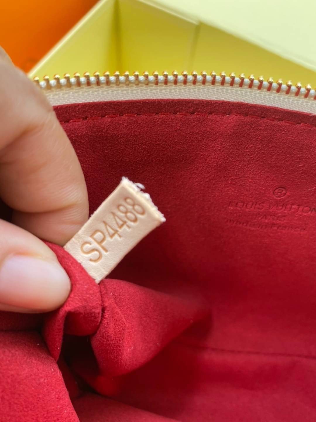 หนังแท้ LOUIS VUITTON POCHETTE TAKASHI MURAKAMI X LOUIS VUITTON WHITE MONOGRAM MULTICOLORE น้องน่ารักน่าใช้มากๆ กระเป๋าหิ้ว//คล้องไหล่//สะพายข้าง//หรือถือแบบคลัท ชิลๆได้เลยค่า หนังแกะแท้นิ่มสวย เปิดปิดกระเป๋าแบบซิป ภายในสามารถใส่กระเป๋าเงินใบกลางได้; มือถ