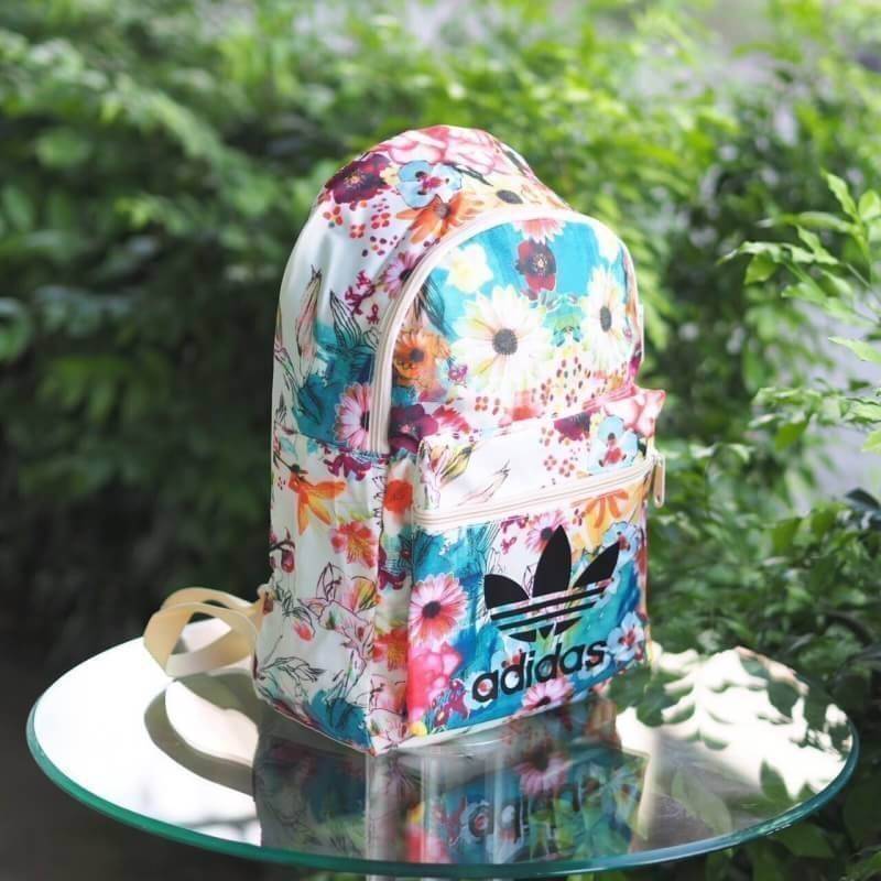 Adidas backpack กระเป๋าเป้สะพายหลัง วัสดุ polyester กันน้ำ ในตัวกระเป๋า มีช่องสำหรับใส่ Notebook , Tablet สายเป้บุนวม สะพายไม่เจ็บค่ะ จะใช้ไปเรียน ไปยิม หรือไปเที่ยวก็เหมาะค่ะ