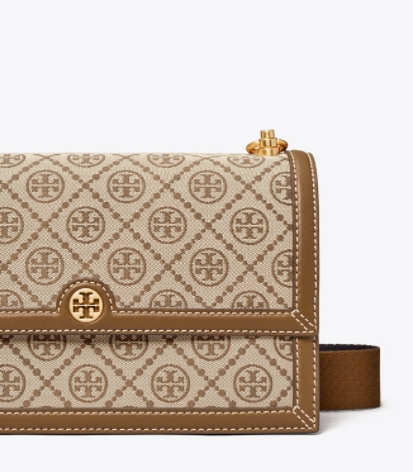 สีใหม่ Hazelnut Large Size TORY BURCH T Monogram jacquard shoulder bag ฮอตไอเท็ม ที่สาวๆเค้ารู้กัน!! กระเป๋าสะพายไหล่ ดีไซน์ทรงสวย คลาสสิคแฝงความหรู วัสดุผ้า jacquard ตัดขอบด้วยหนังแท้ เปิด-ปิดด้วยกระดุมแม่เหล็ก ใช้งานง่าย ภายในโล่งกว้าง แบ่งสัดส่วนสวย ใส
