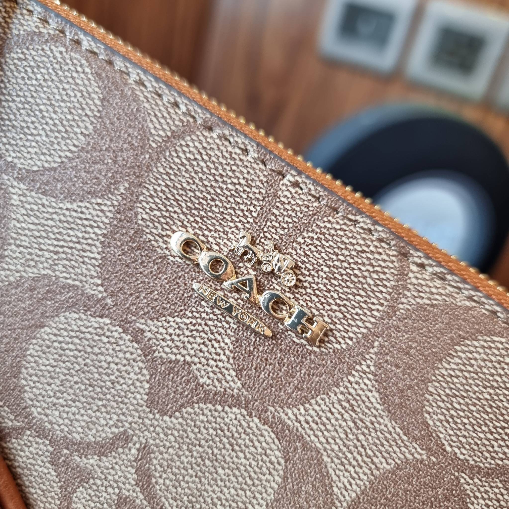 COACH F87591 DOUBLE CORNER ZIP WALLET IN SIGNATURE COATED CANVAS คล้องมือรุ่น 2 ซิป!! มาแล้วจ้า 🌟🤗 ไซส์นี้คือเหมาะมือจริงๆ พกง่ายเช่นเคย ไม่ต้องกังวลว่าจะเกะกะหรือกินพื้นที่กระเป๋าหลัก วัสดุหนังแคนวาสเคลือบลาย มีช่องหลักแยก 2 ช่อง ภายในบุผ