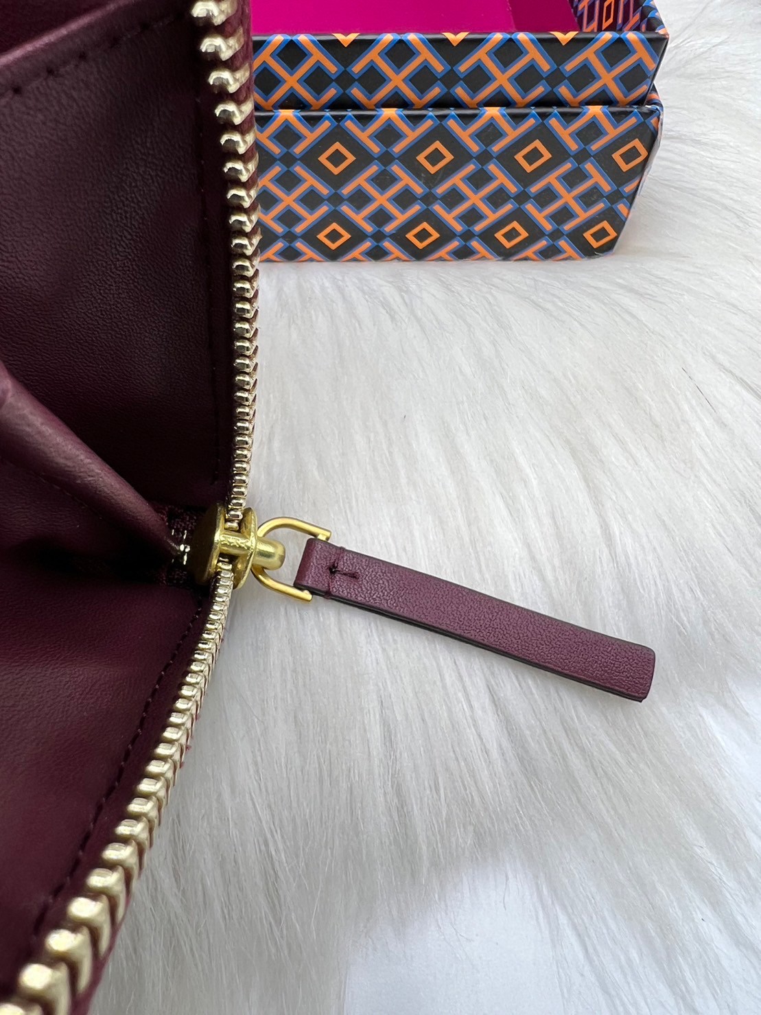 Tory Burch Charlie Zip Continental Wallet / Tory Wallet พร้อมส่ง กระเป๋าสตางค์ใบยาวสุดคลาสสิก ยังความเรียบหรูดูแพงด้วยโลโก้ด้านหน้า เป็นกระเป๋าสตางค์ทรงยาว ที่สามารถใส่บัตรได้หลายใบ